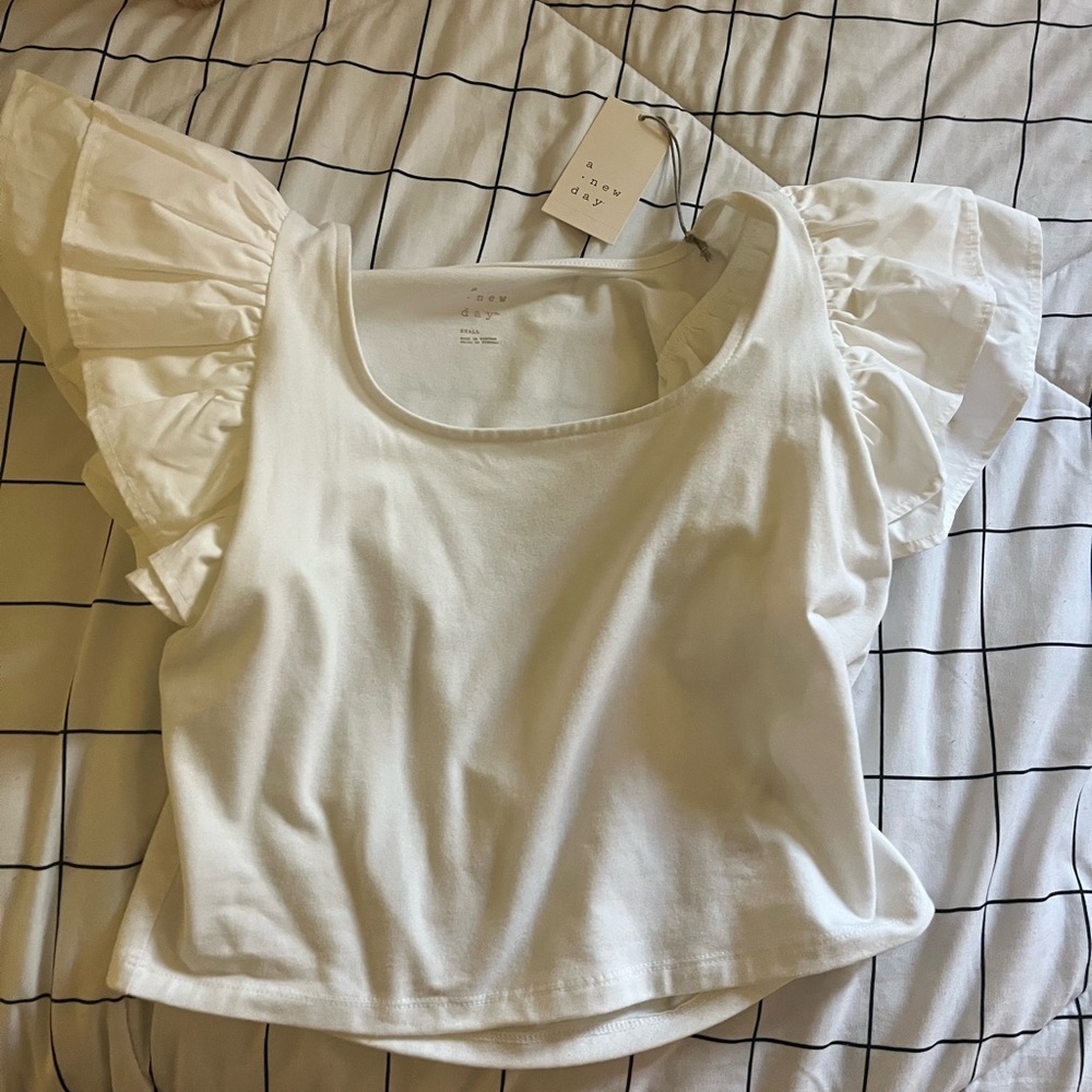 Super cute white shirt with puffy sleeve